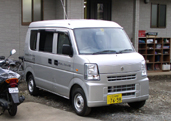 この車は、主に、高齢者の方への給食サービスや「ショッパー」のポスティング活動や、買い物の足としてお使いいただいています。