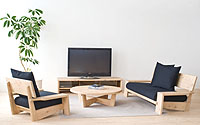 フロアライフスタイルに合わせたロータイプのソファは、お部屋が広く見えくつろげます。