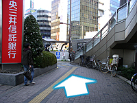 階段の上り口方向へ進む。 階段の上り口方向へ進む。