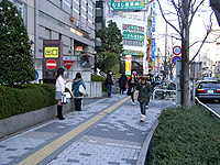 東急スクエア1階の郵便局手前。地下駐車場出口近辺でお待ち下さい。 東急スクエア1階の郵便局手前。地下駐車場出口近辺でお待ち下さい。
