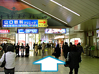 通路右側を直進 通路右側を直進