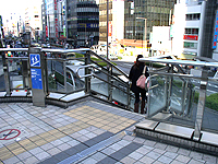 もしくは階段で降りる もしくは階段で降りる