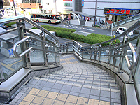 もしくは階段で降りる もしくは階段で降りる