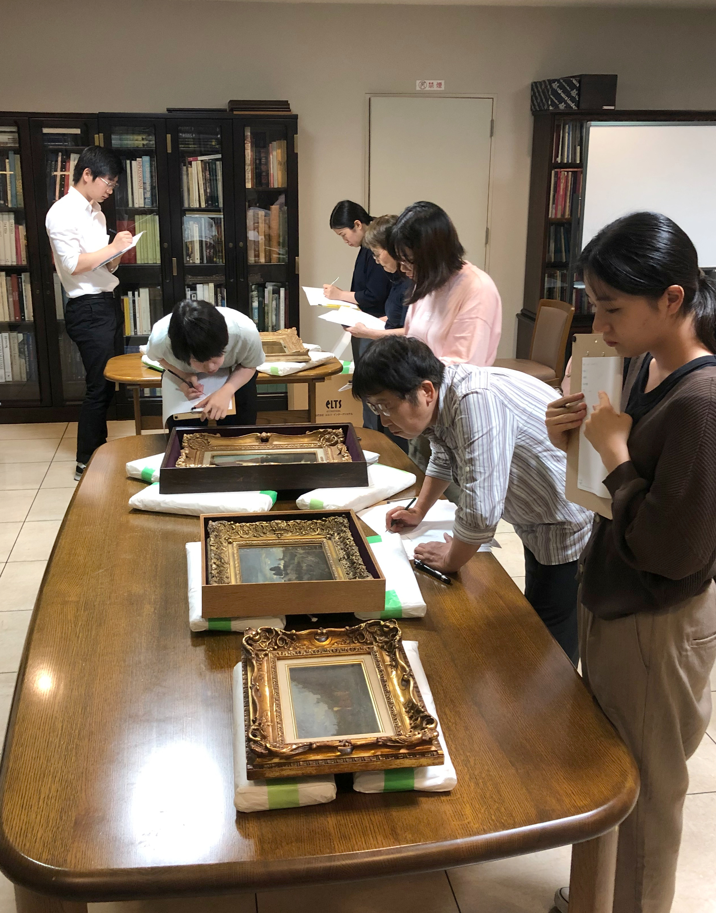 19年度 学芸員実習を実施しました 村内美術館 家具と絵画のコラボレーション